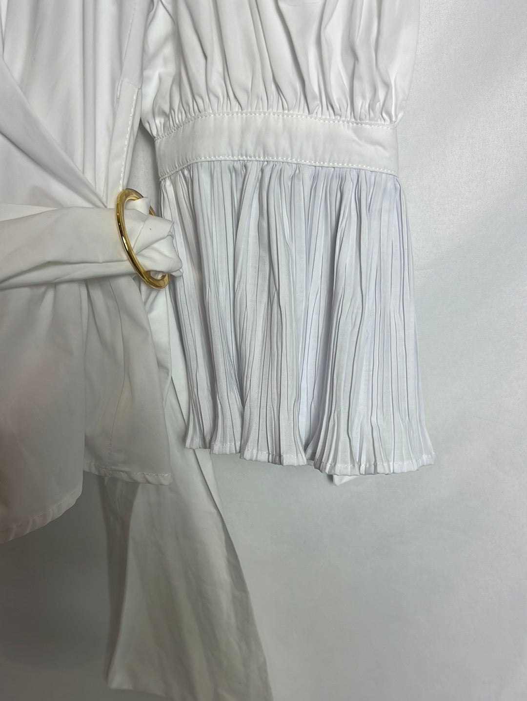 PARIS 64. Blusa blanca lazada detalle mangas. T S