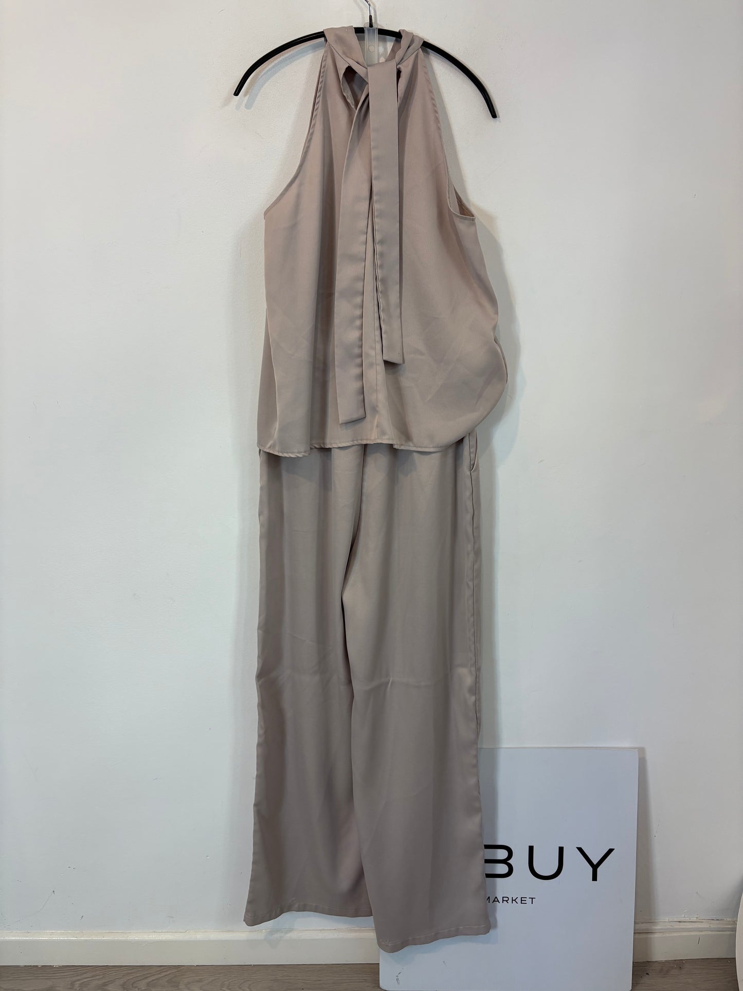 Conjunto beige fluido