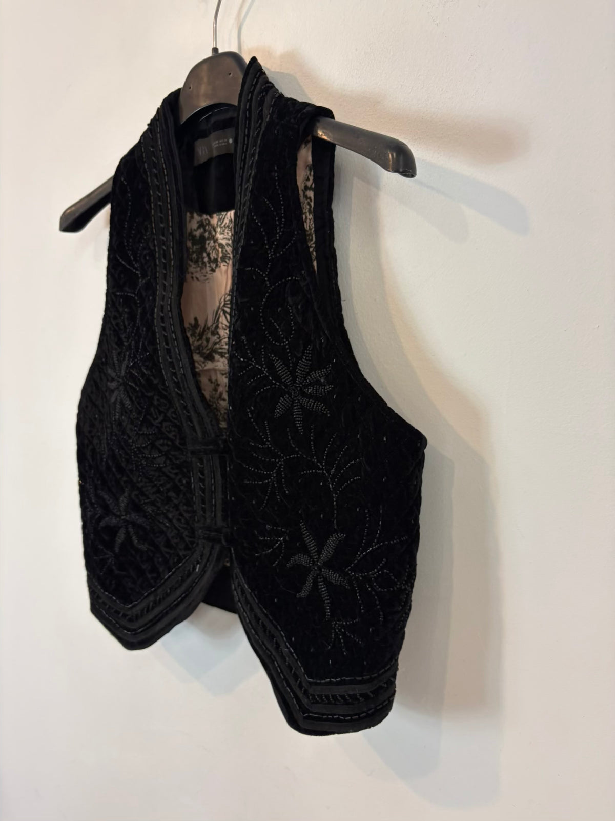 ZARA. Chaleco negro terciopelo cuentas