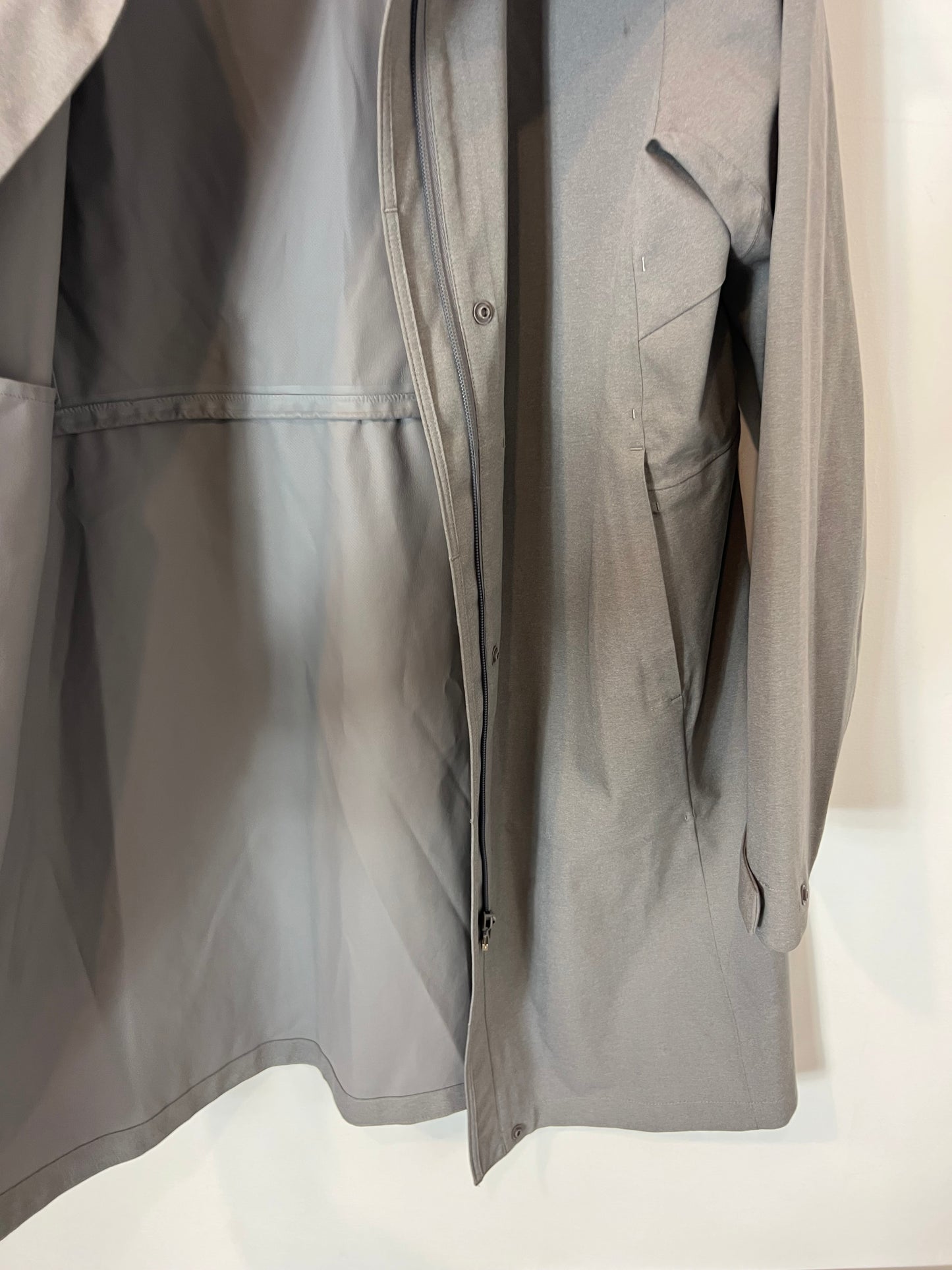 UNIQLO. Chaqueta gris impermeable. T M