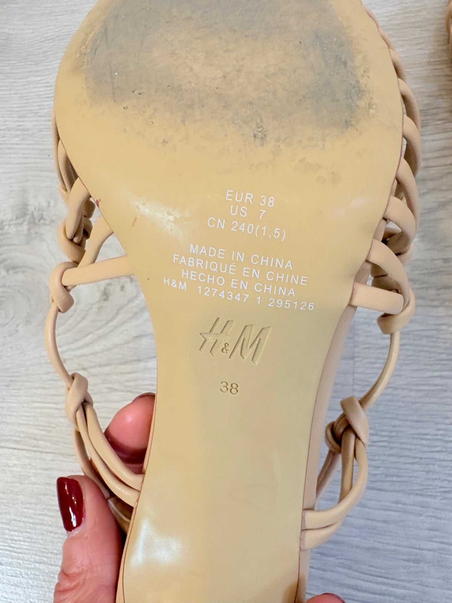H&M. Sandalia destalonada con diseño anudado