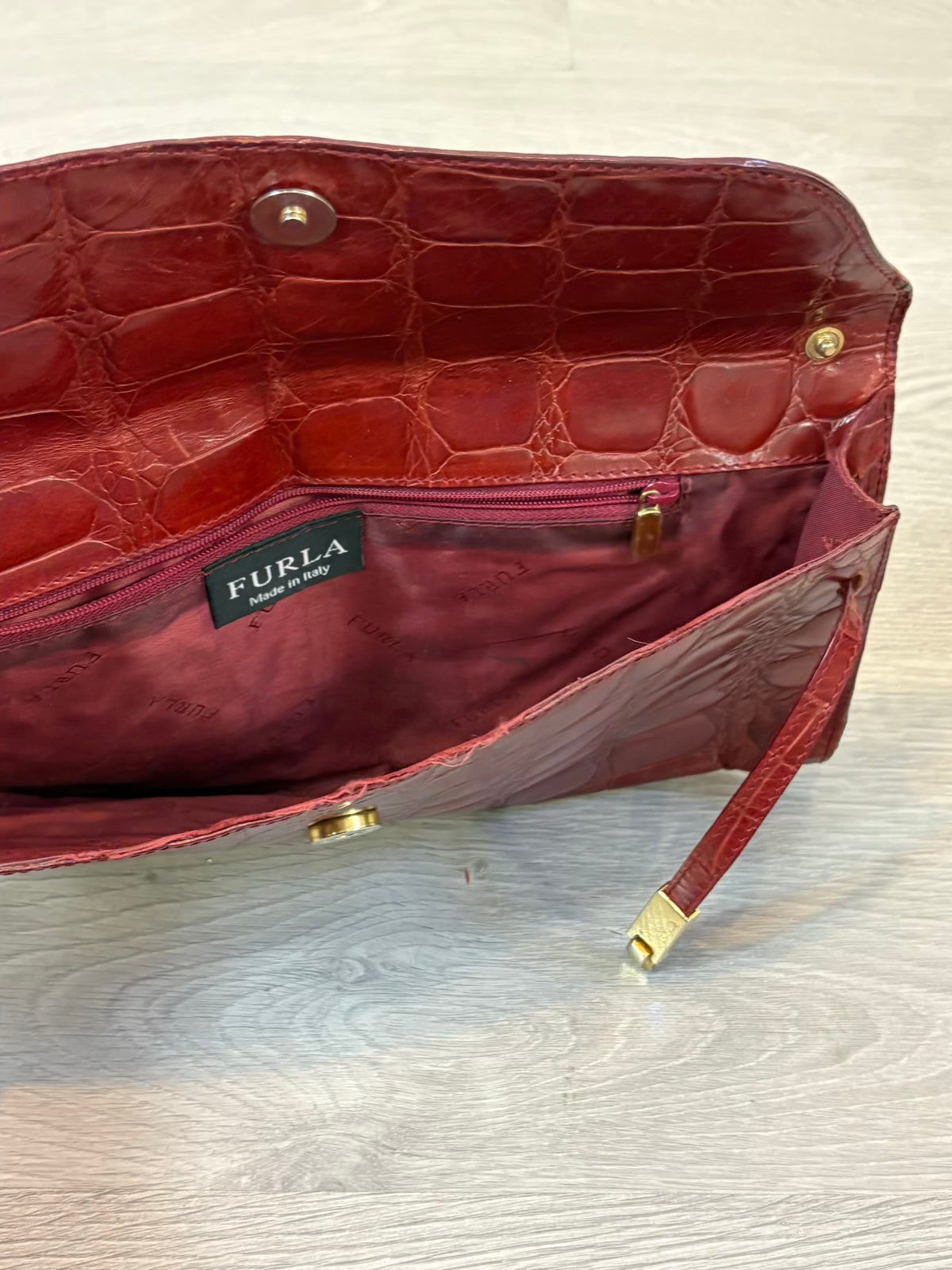 FURLA. Cartera de mano piel troquelada