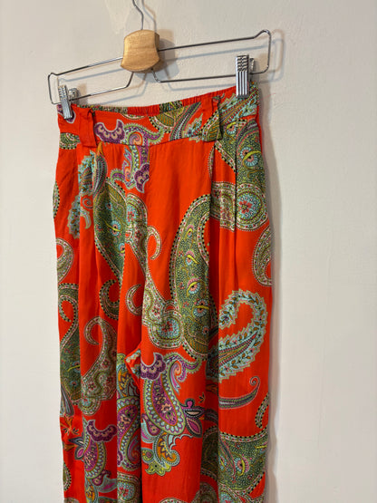 OTRAS. Pantalón fluido naranja estampado