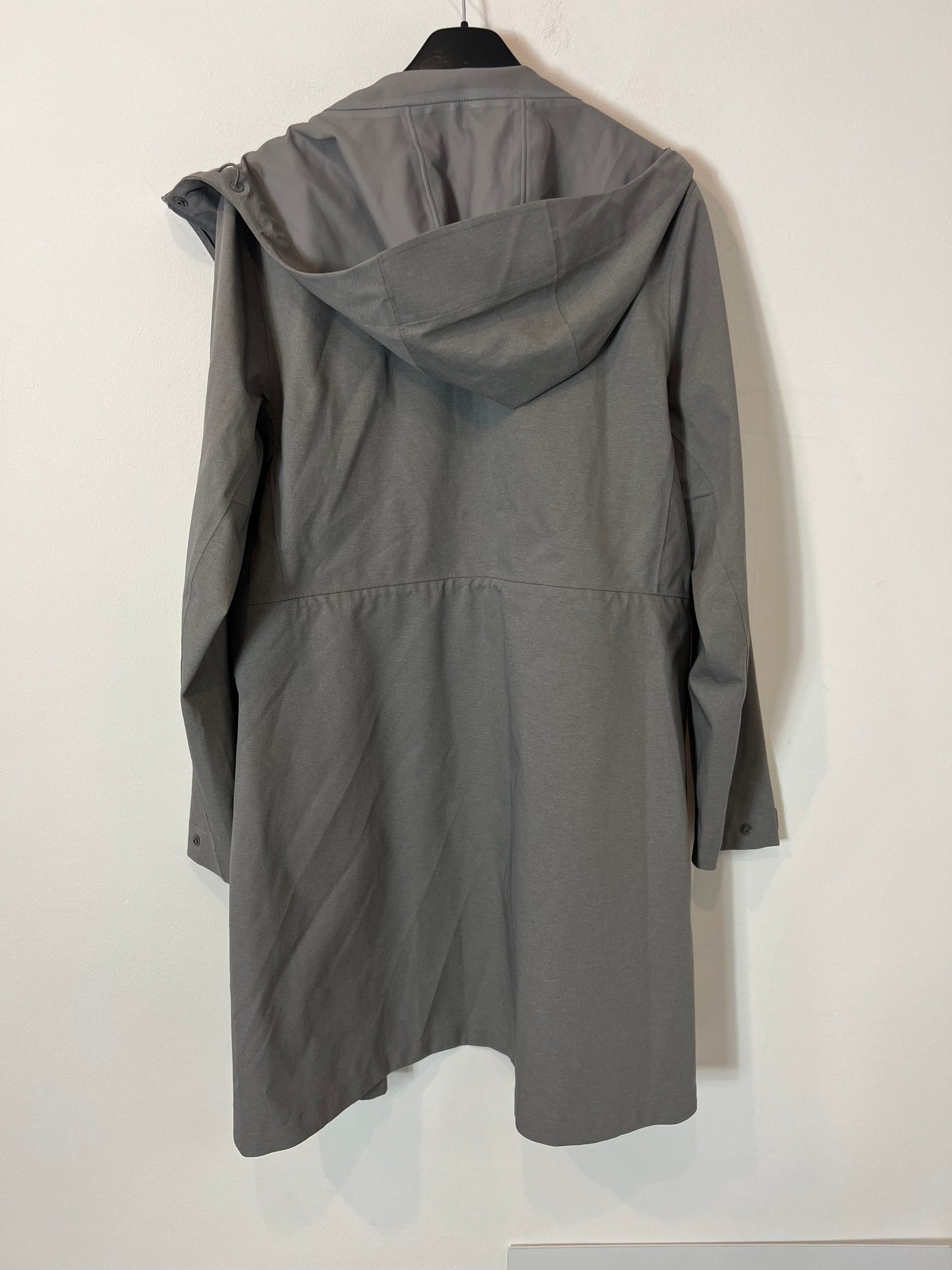 UNIQLO. Chaqueta gris impermeable. T M