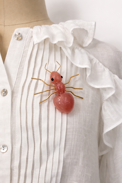 OTRAS. Broche insecto en rosa