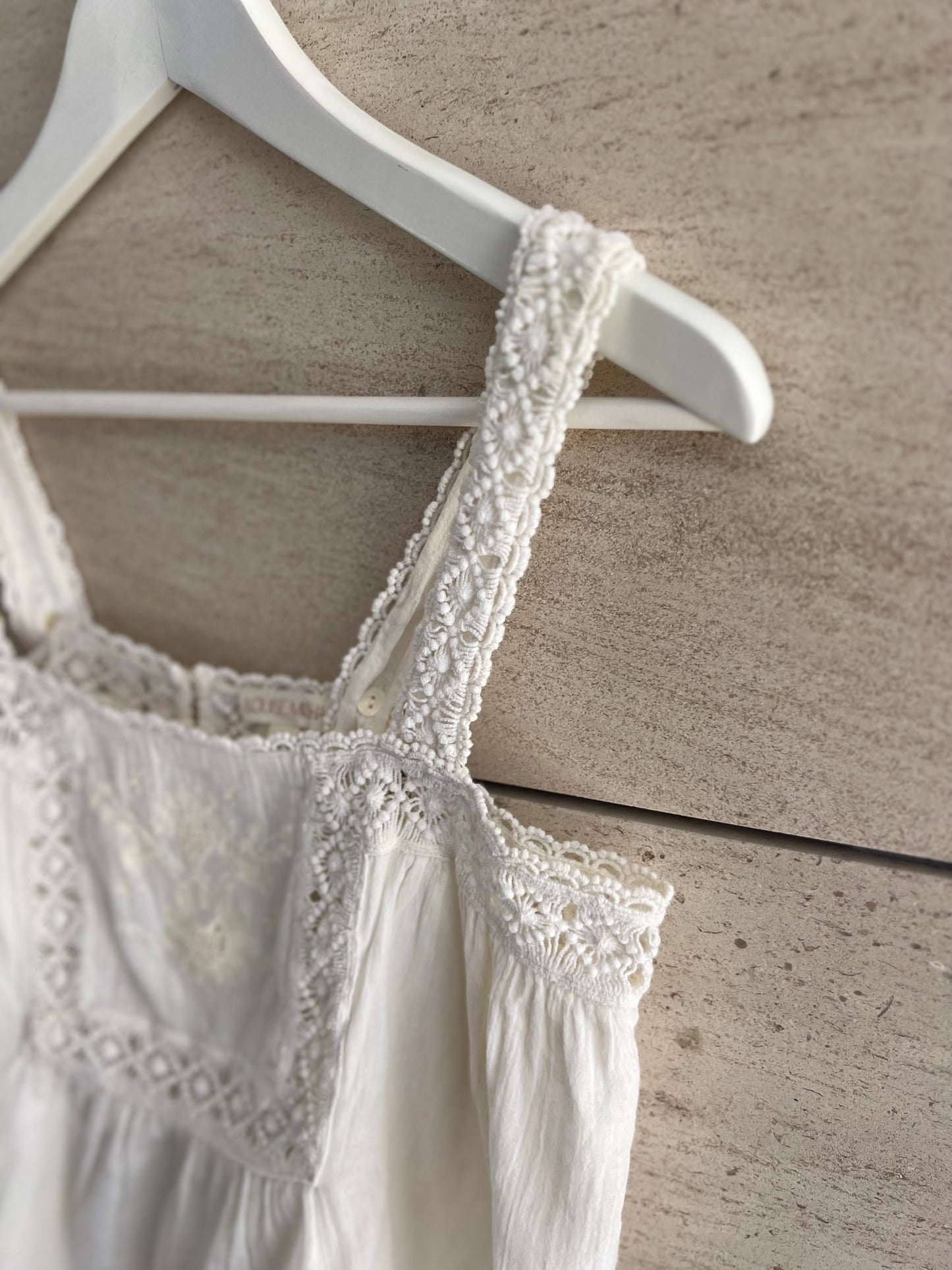 LOUISE MISHA. Top beige detalles croché T.36