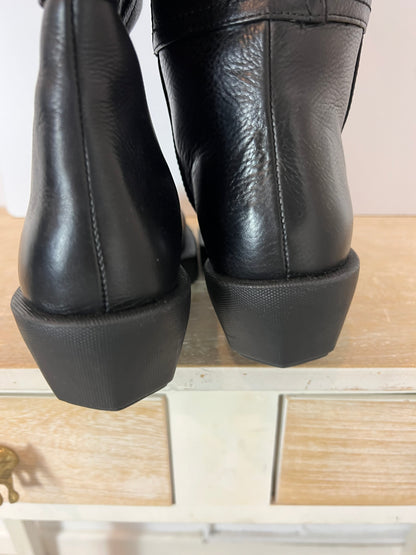 ZARA. Botas altas piel negras T.41