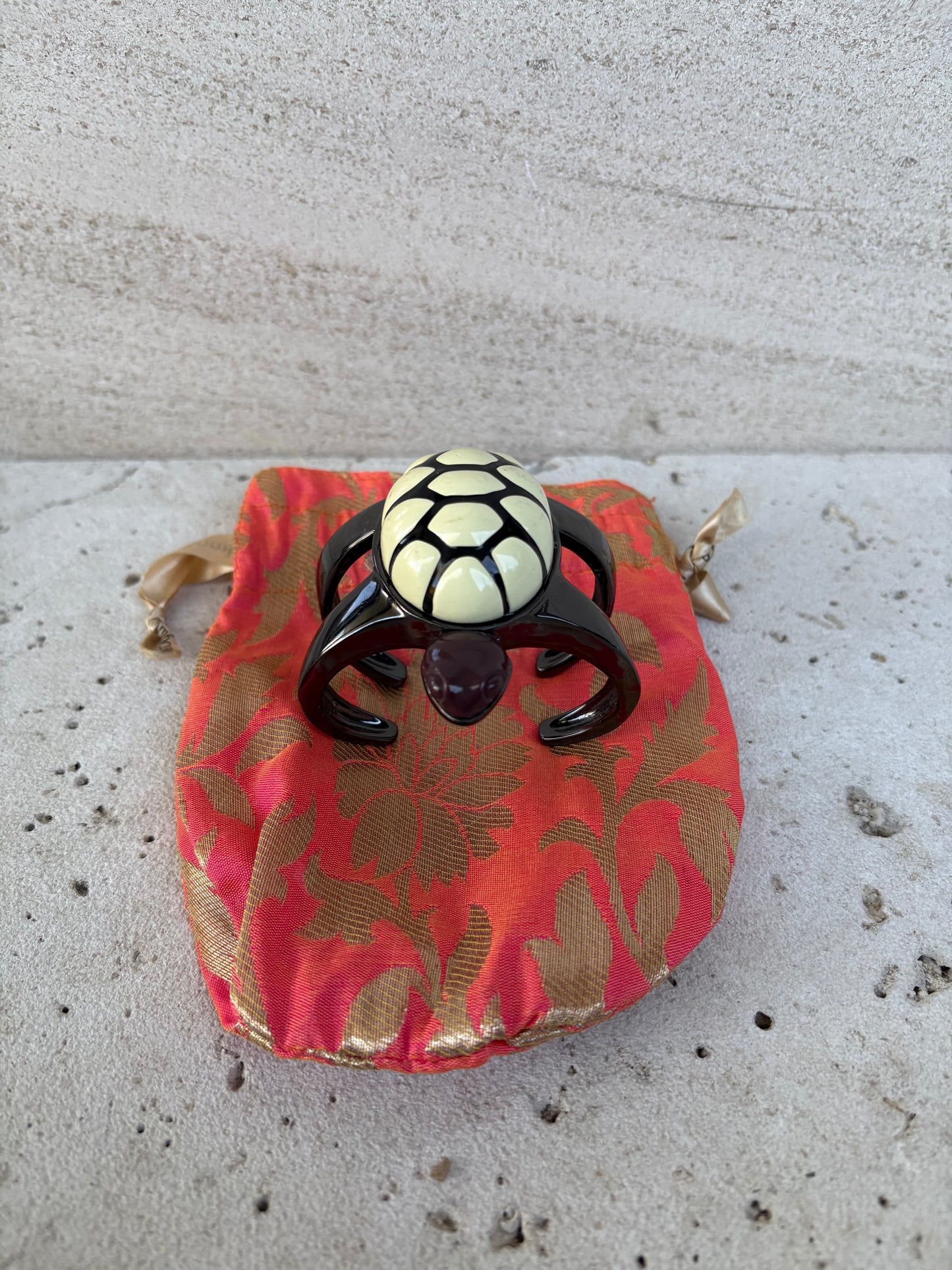 BIMBA Y LOLA. Brazalete rígido tortuga