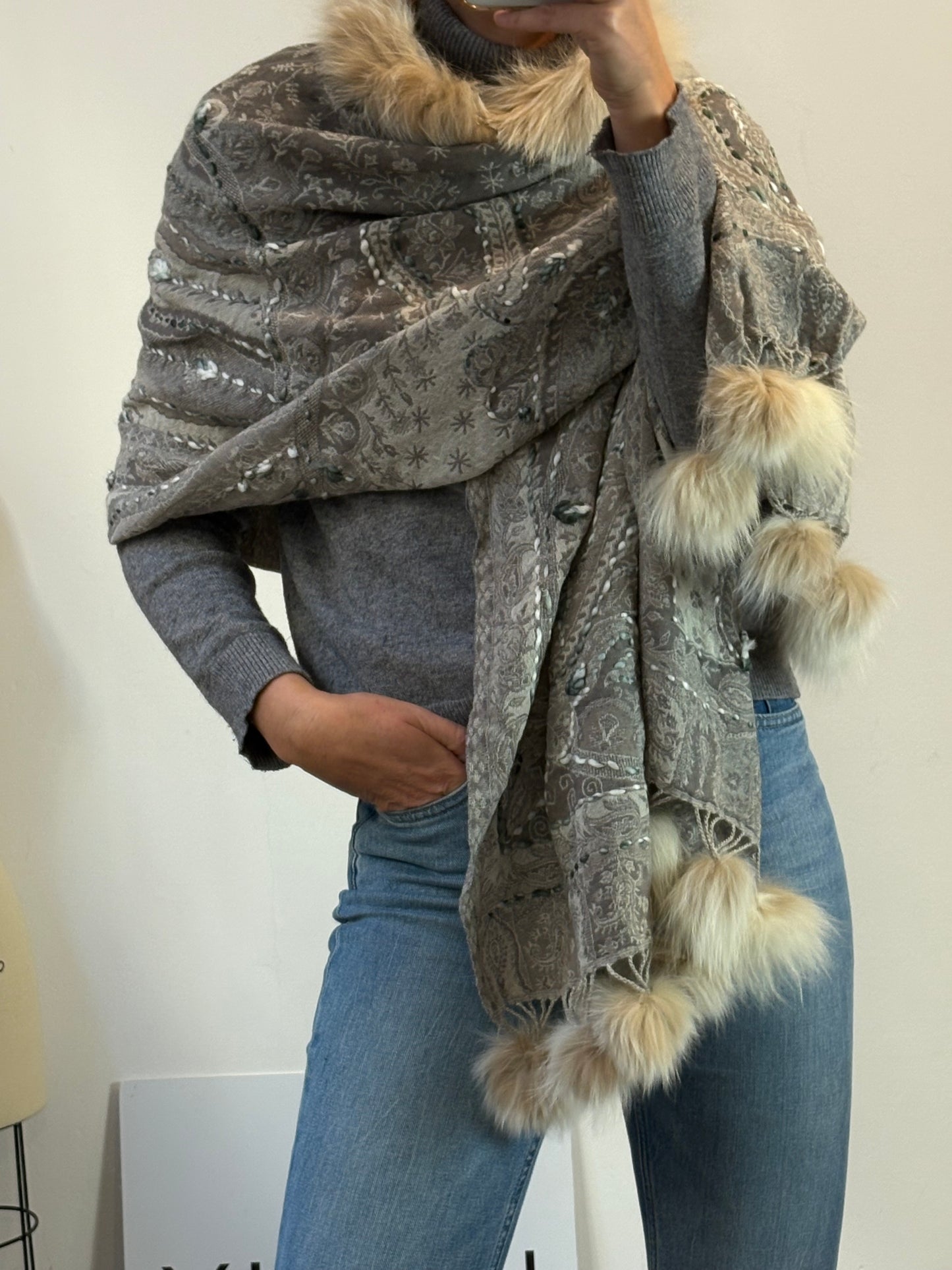 OTRAS. Capa bordada con pelo