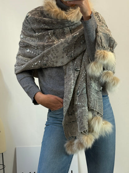 OTRAS. Capa bordada con pelo