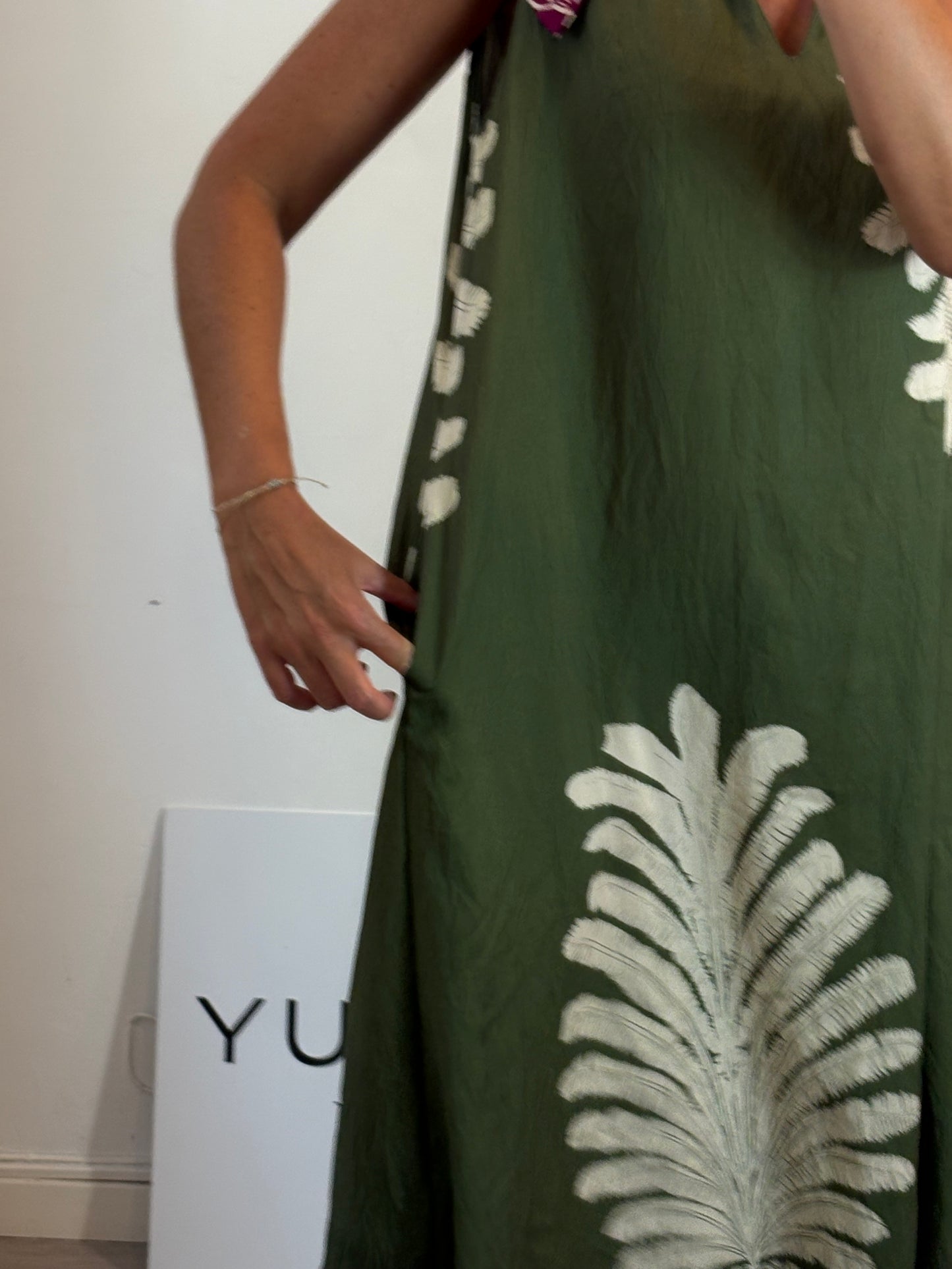 OTRAS. Vestido largo verde estampado. T M