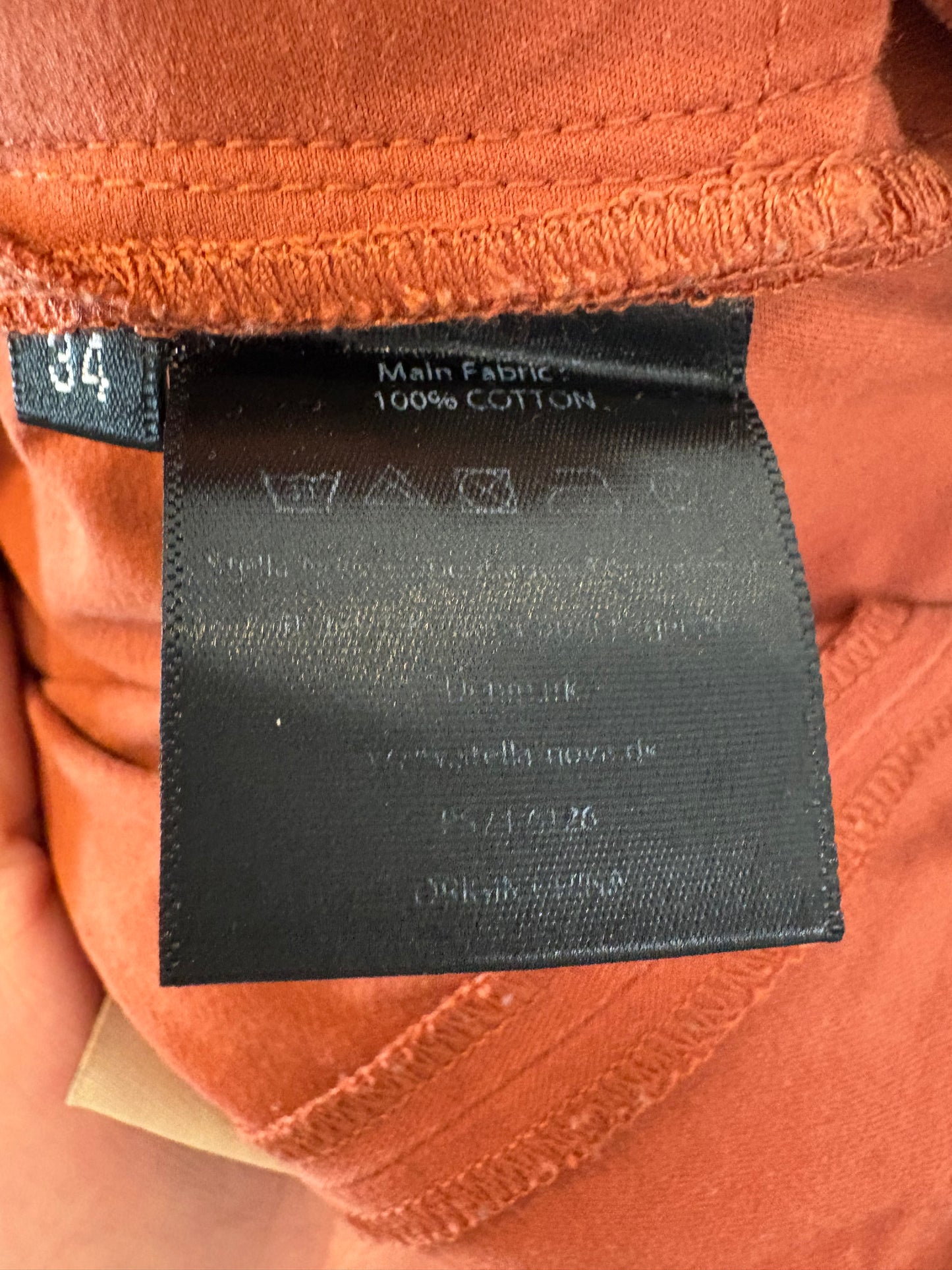 STELLA NOVA. Pantalón rojizo detalle bajo