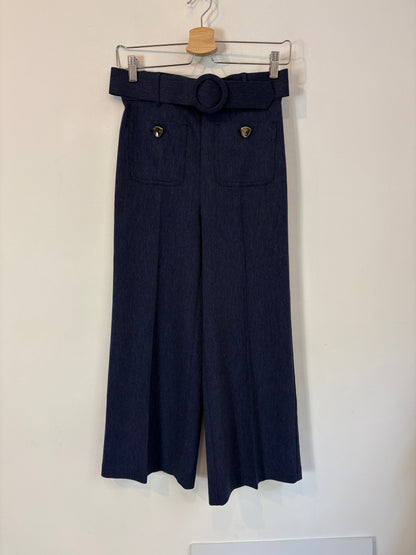 AC by ALBA CONDE. Pantalón azul espiga botones