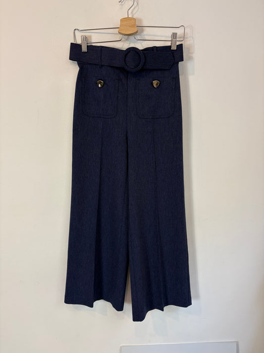 AC by ALBA CONDE. Pantalón azul espiga botones