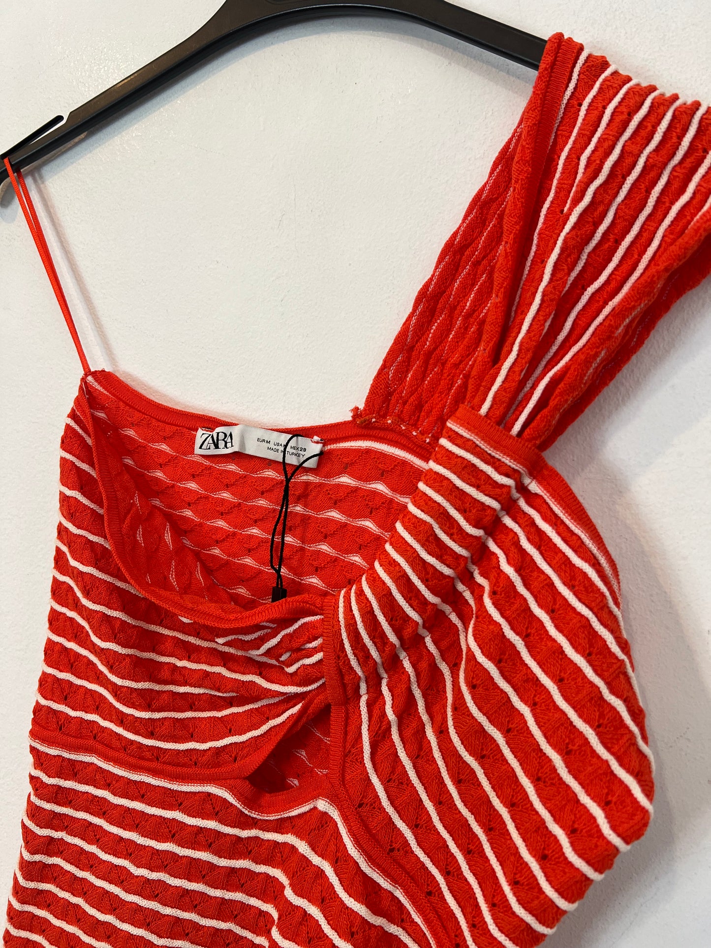 ZARA. Top naranja asimétrico