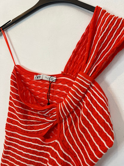 ZARA. Top naranja asimétrico