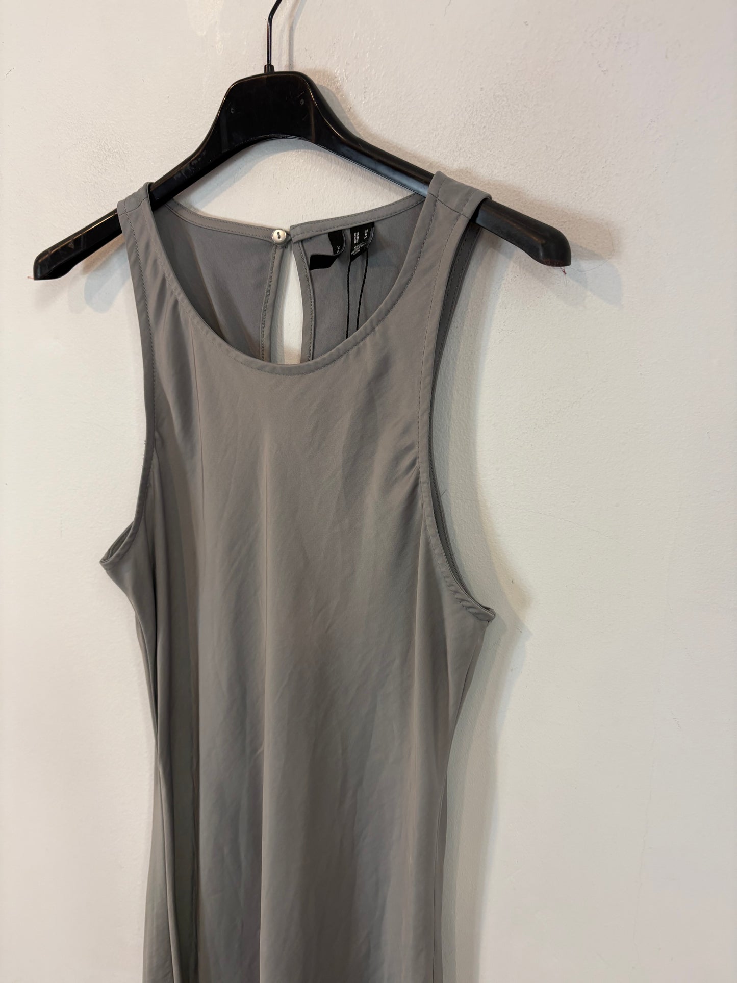 Vestido largo gris satinado