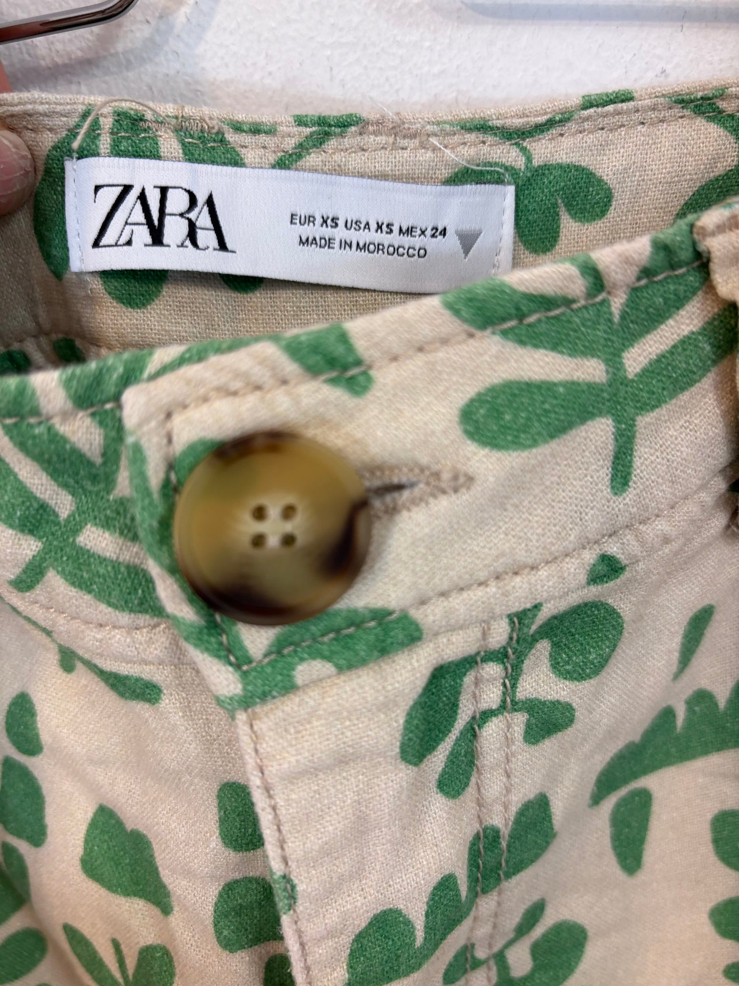 ZARA. Pantalón estampado con lino