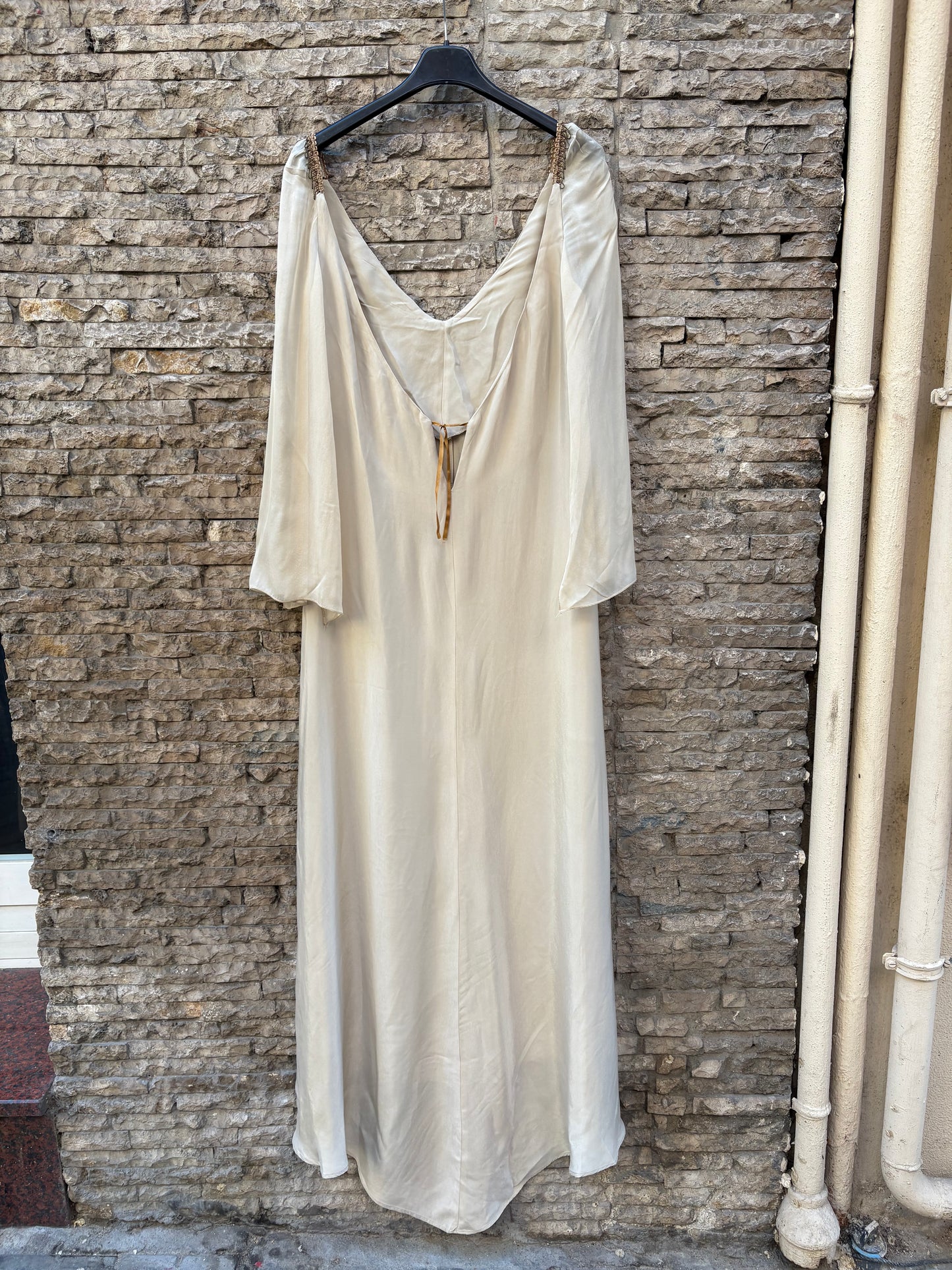 TBA. Vestido beige detalles