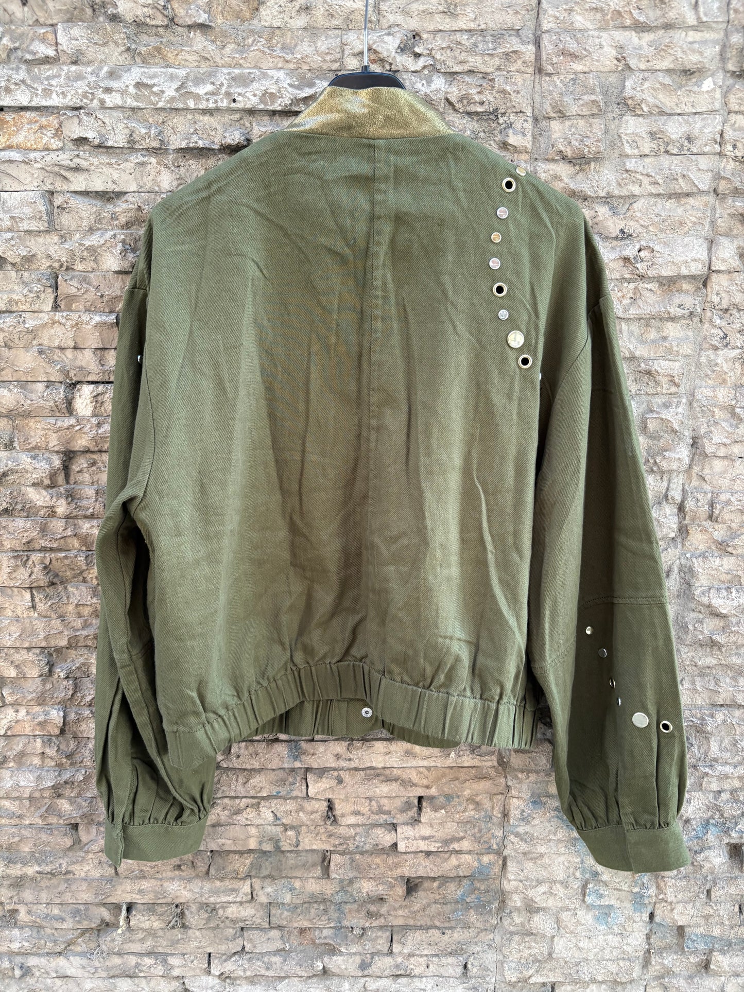 SCALPERS. Conjunto verde tachas. T S