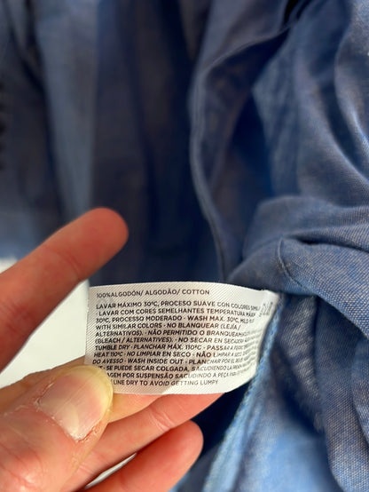 LLOYD’S. Camisa azul efecto denim bordados. T 40