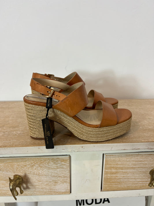 MASSIMO DUTTI. Camel leather sandals with jute soles. Size 38