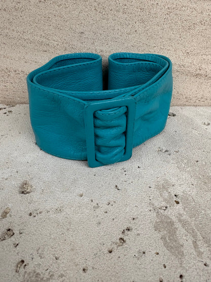 OTRAS. Cinturón turquesa piel