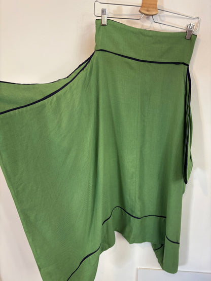 IQ. Falda midi verde asimétrica