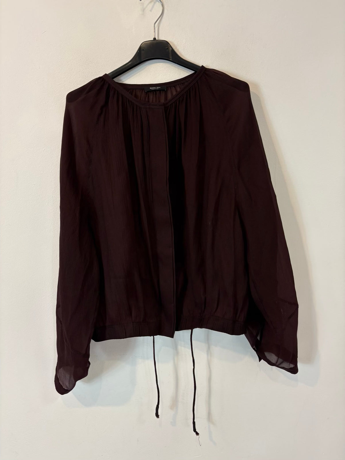 MASSIMO DUTTI. Blusa burdeos semitransparente