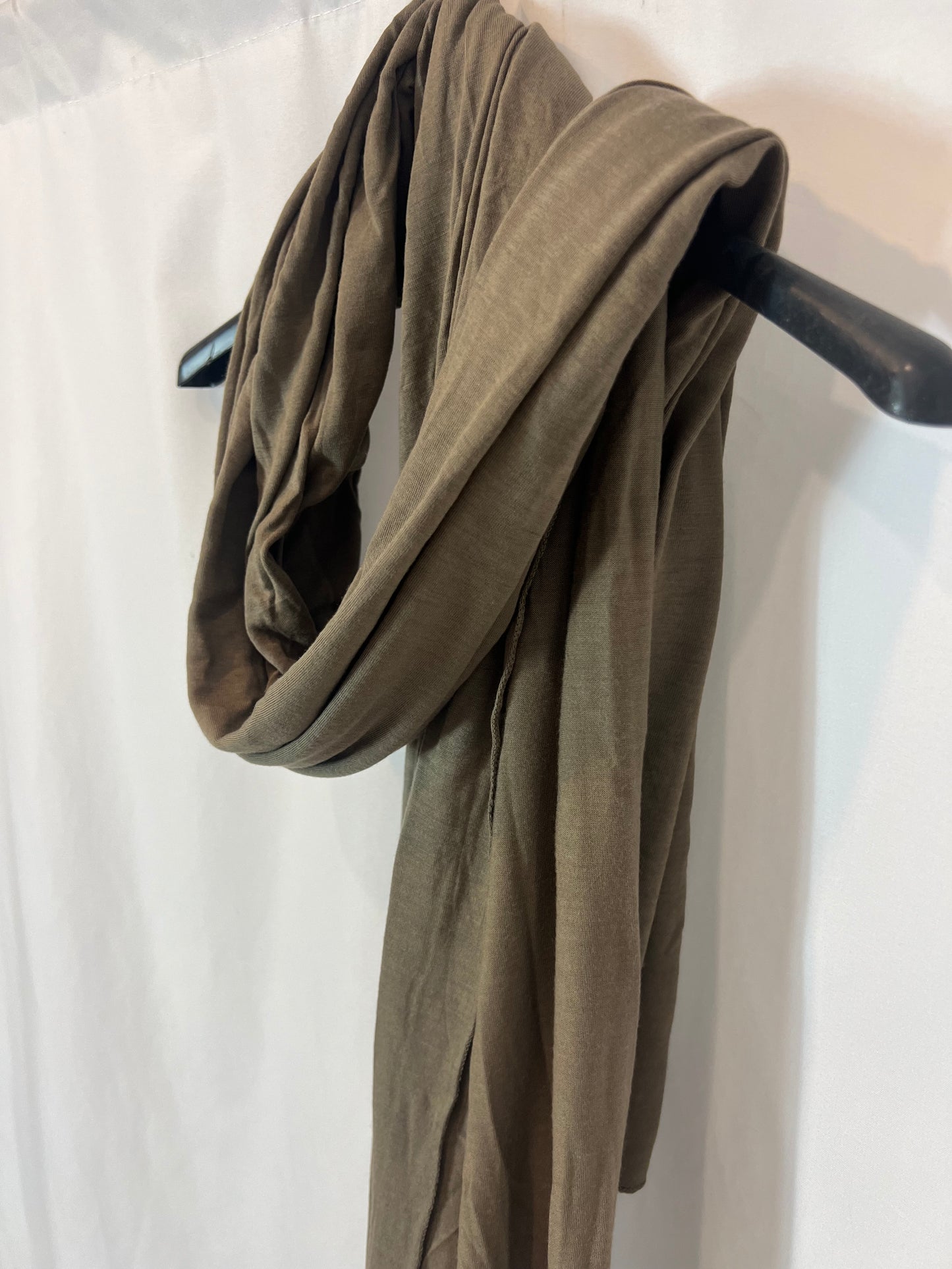 OTRAS. Fular verde caqui fluido