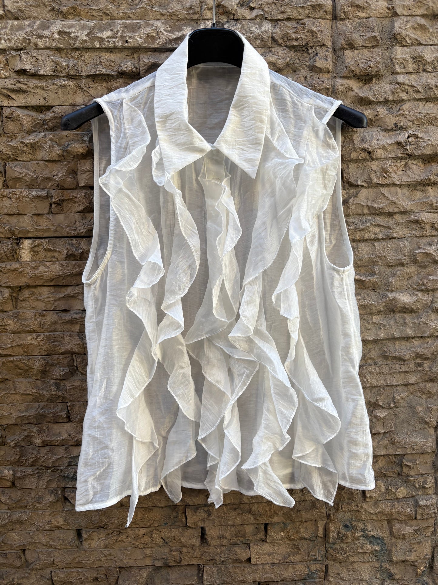 MANGO. Blusa textura volantes