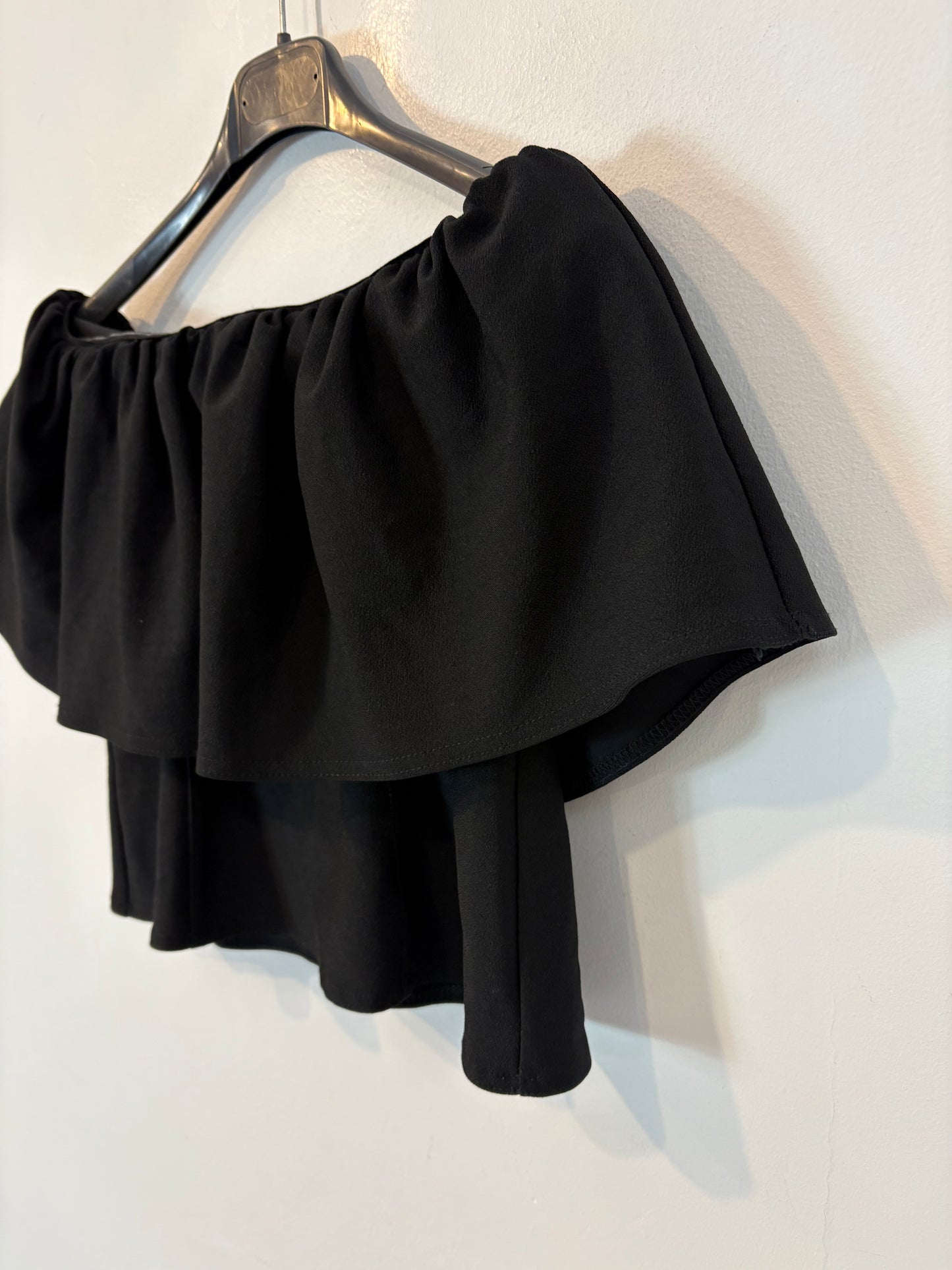 ZARA. Top negro volante
