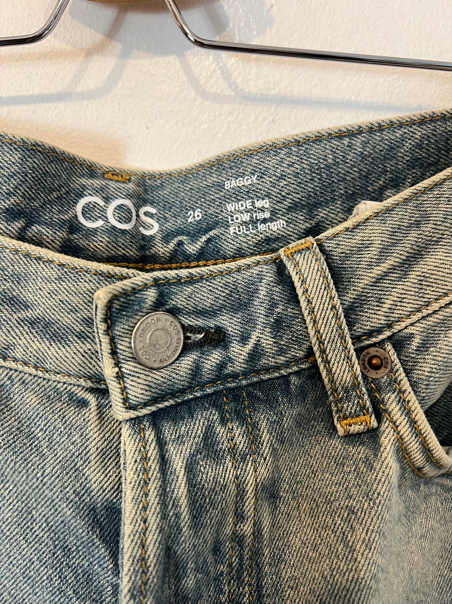 COS. Pantalón denim ancho claro