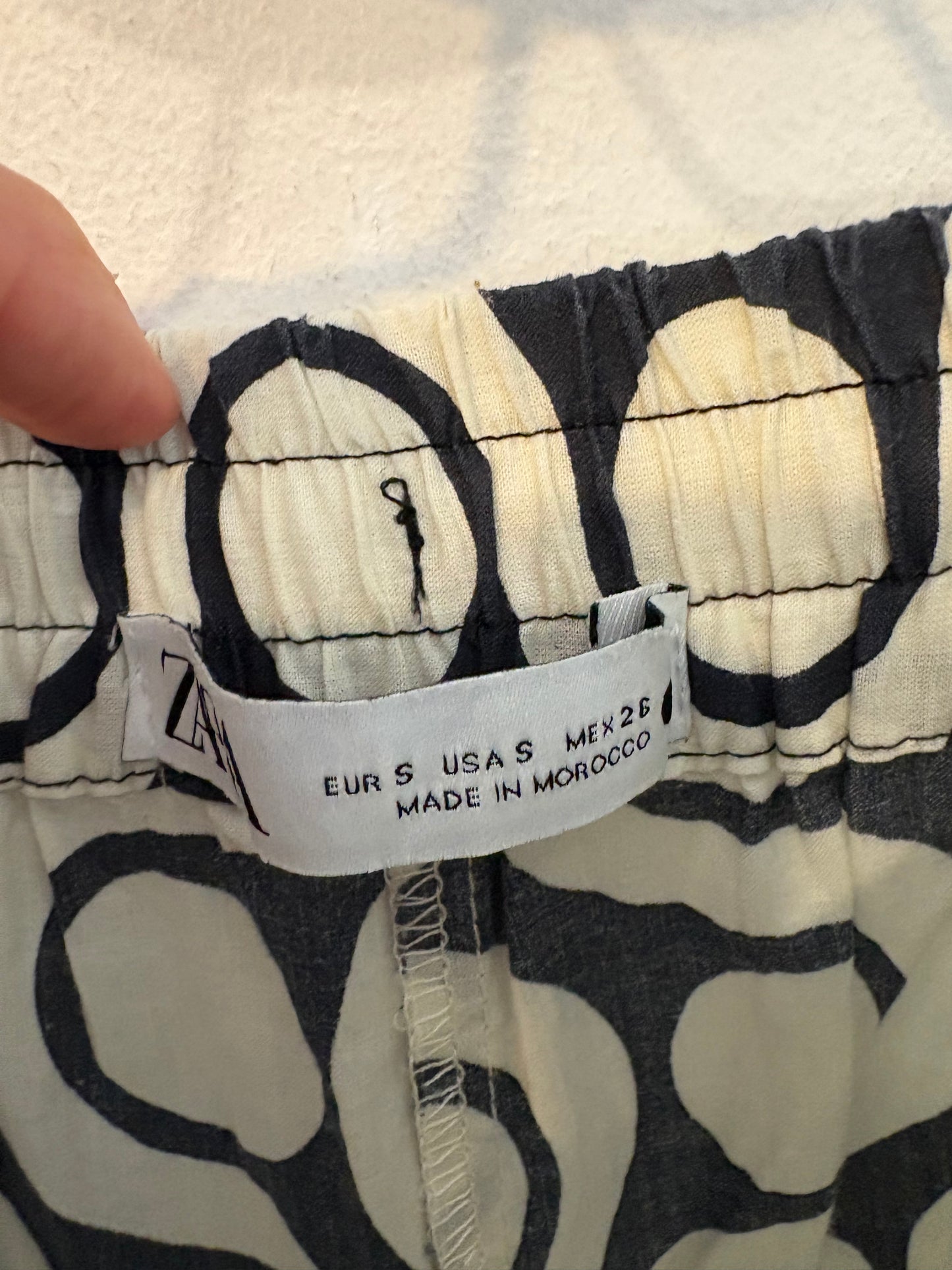 ZARA. Pantalón fluido estampado geométrico