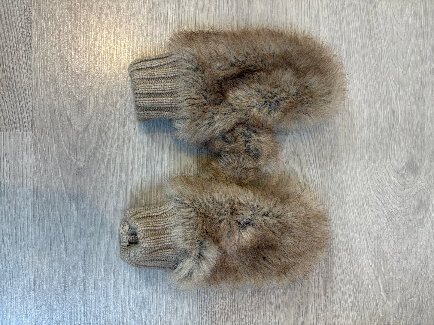 OYSHO. Manoplas pelo tonos beiges