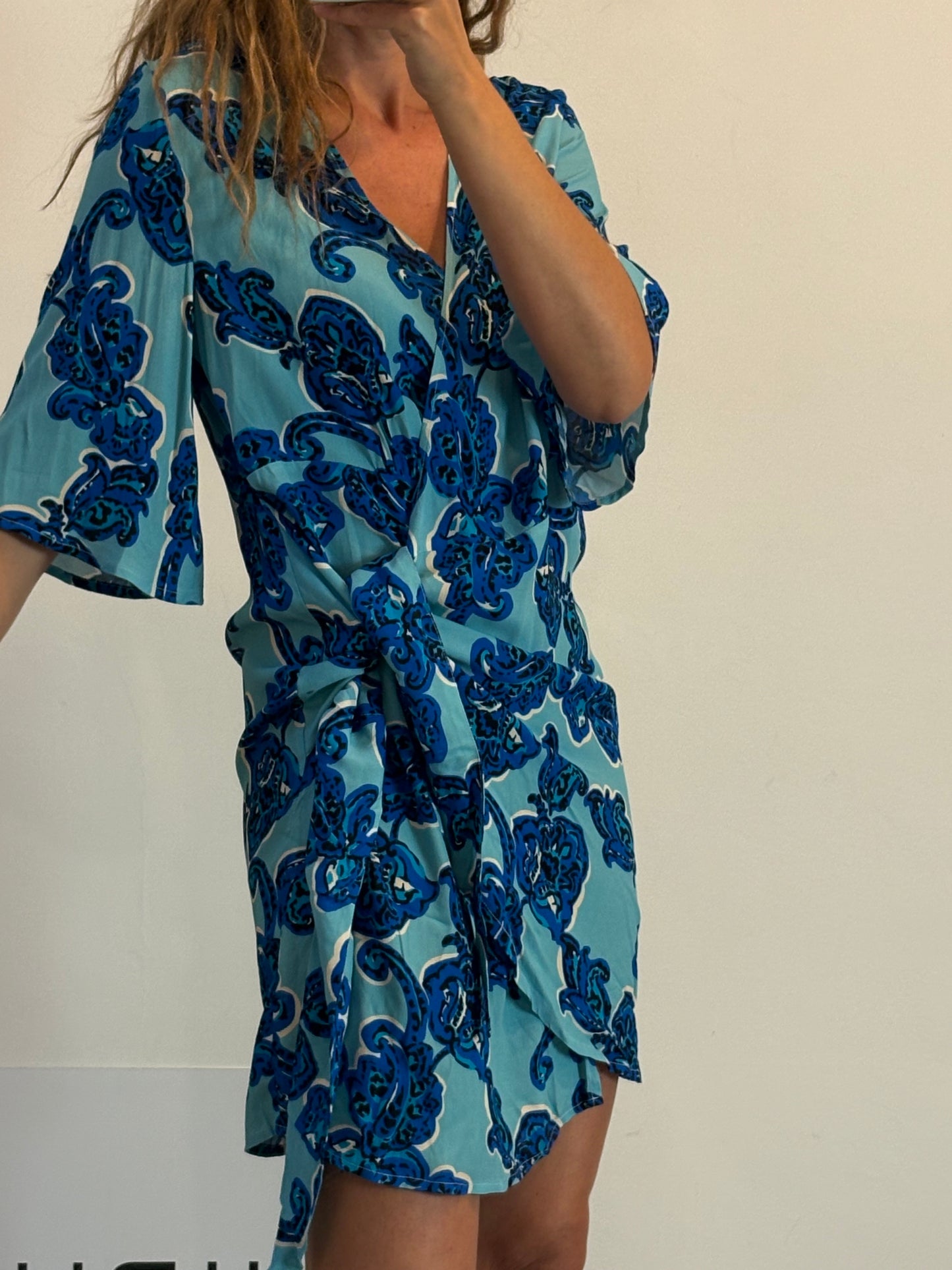 MAGNOLYA. Vestido corto cruzado azules