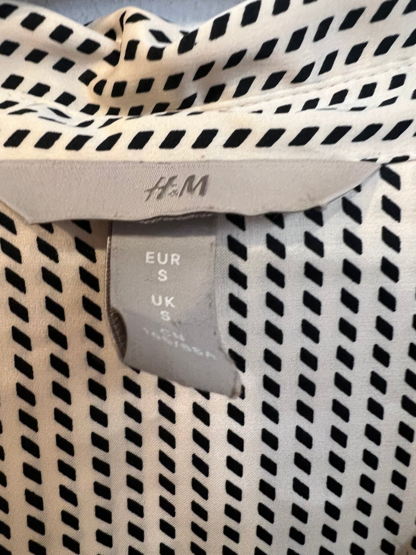 H&M. Blusa satinada beige estampada. T S