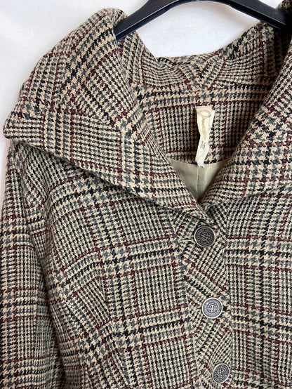 WHITE. Brown houndstooth jacket size 36