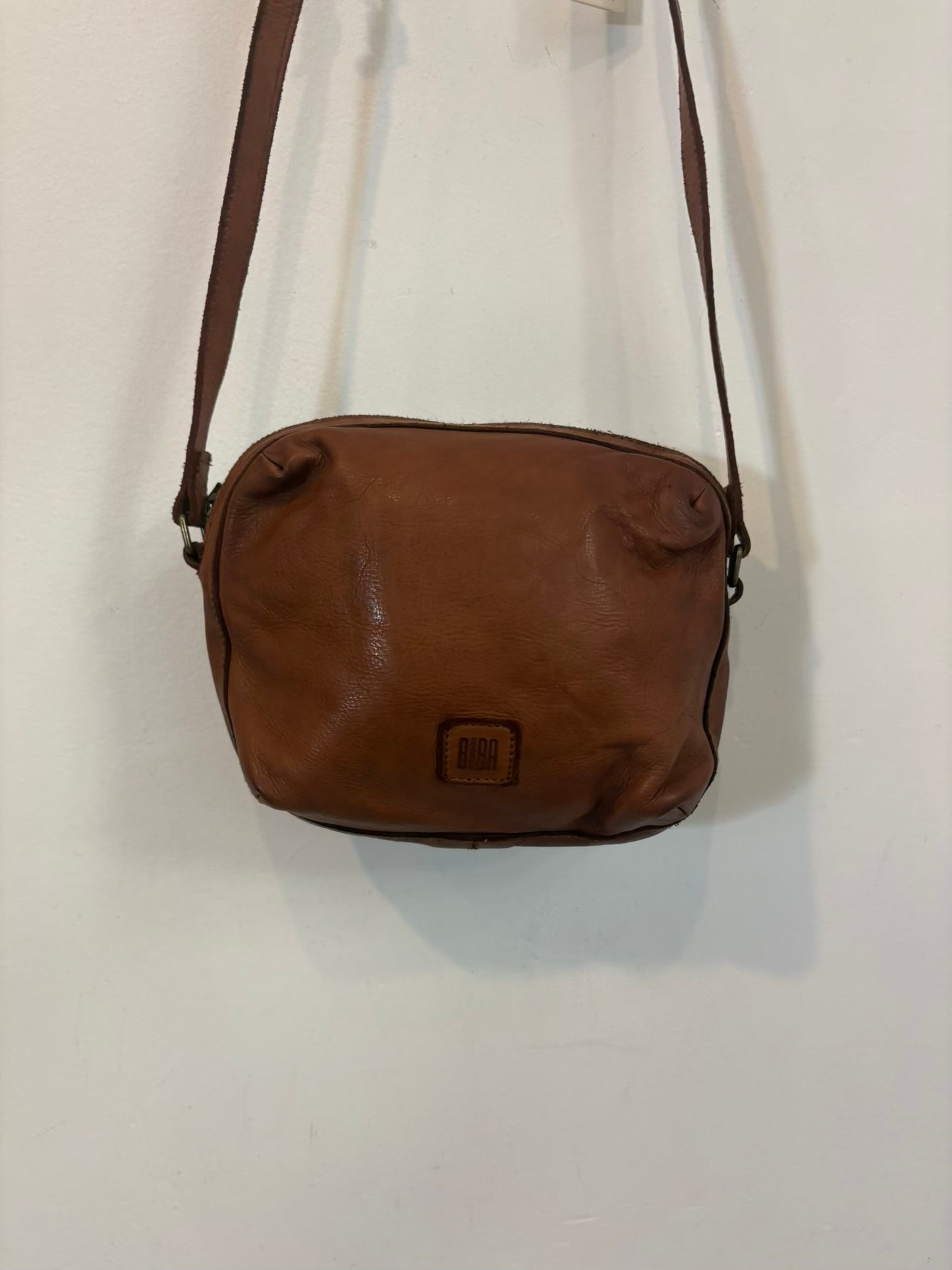 BIBA. Bolso piel marrón asa larga