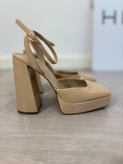 MANGO. Plataforma beige charol T.38