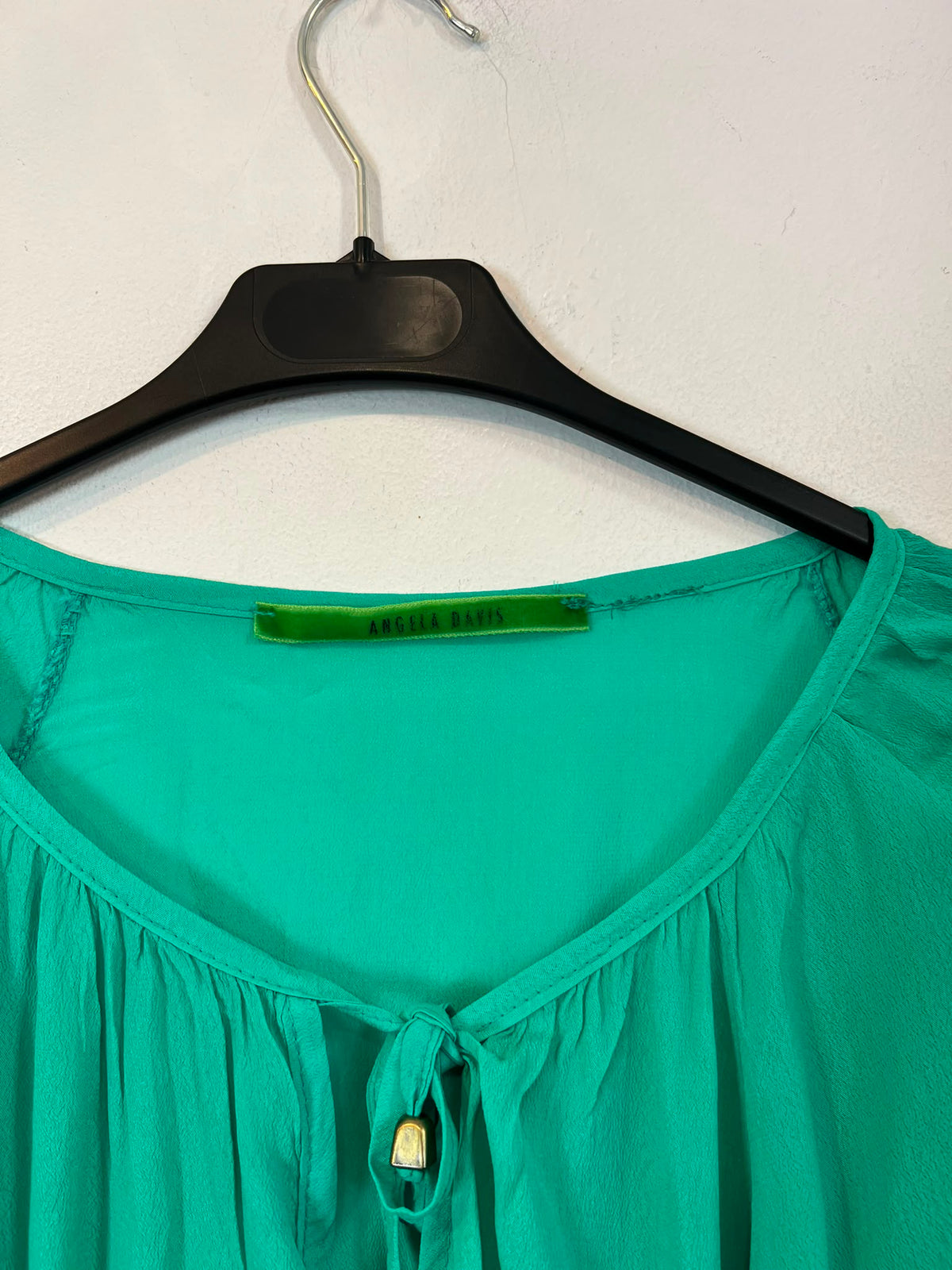 ÁNGELA DAVIS. Blusa verde con seda