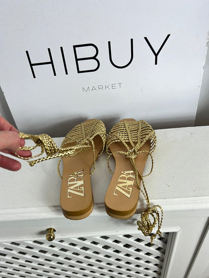 ZARA. Sandalias tiras doradas. T 38