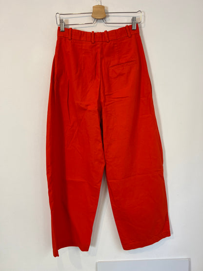 COS. Red pleated trousers S.34