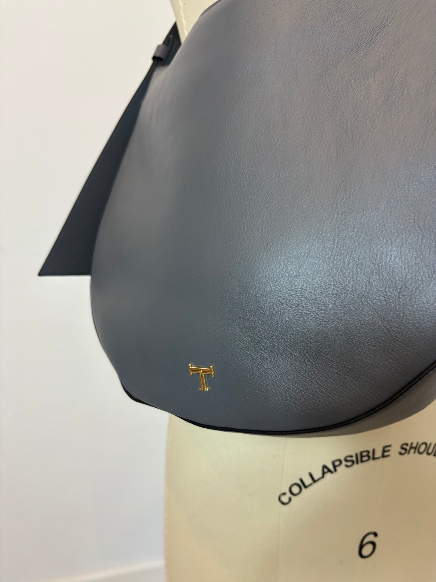 LATOUCHE. Bolso mediano piel plomo