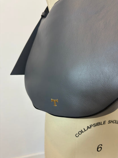 LATOUCHE. Bolso mediano piel plomo