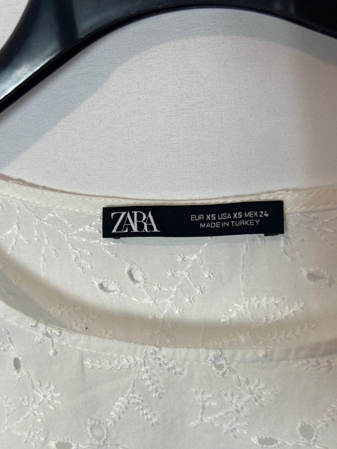 ZARA. Blusa blanca bordada perforada. T XS