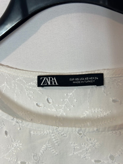 ZARA. Blusa blanca bordada perforada. T XS