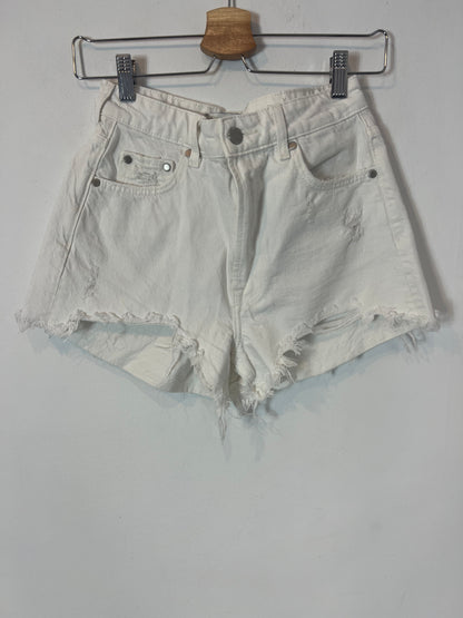 ZARA. Denim short blanco flecos. T 34