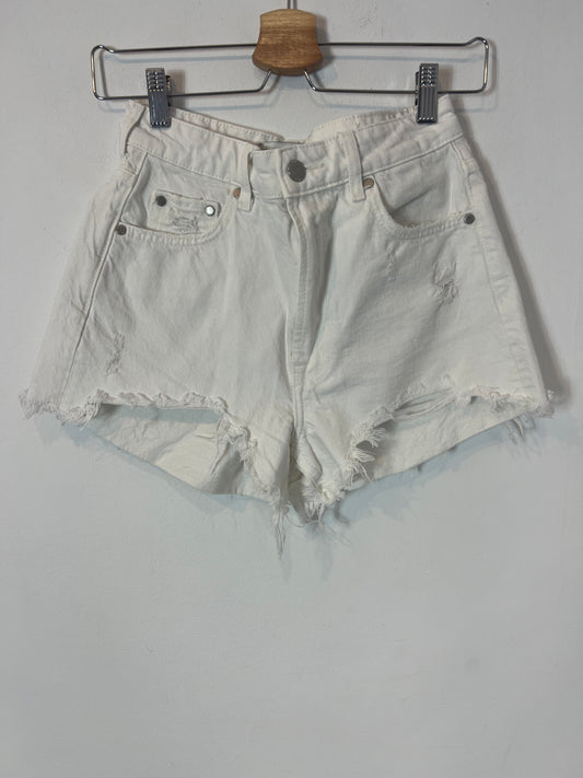 ZARA. Denim short blanco flecos. T 34