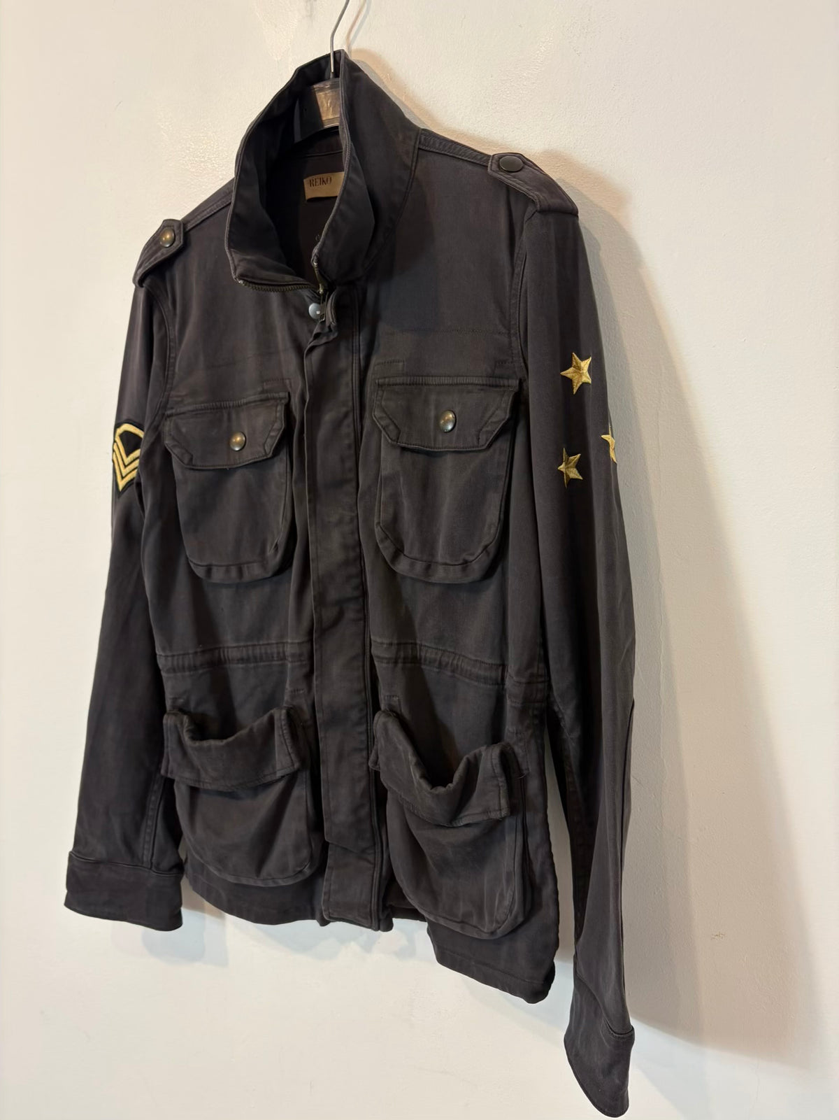 REIKO. Chaqueta azul estilo militar bordados